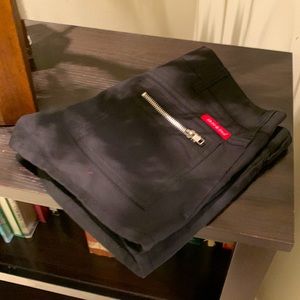 Size 5 (runs small).  industrial style shorts. Dickies brand black material.